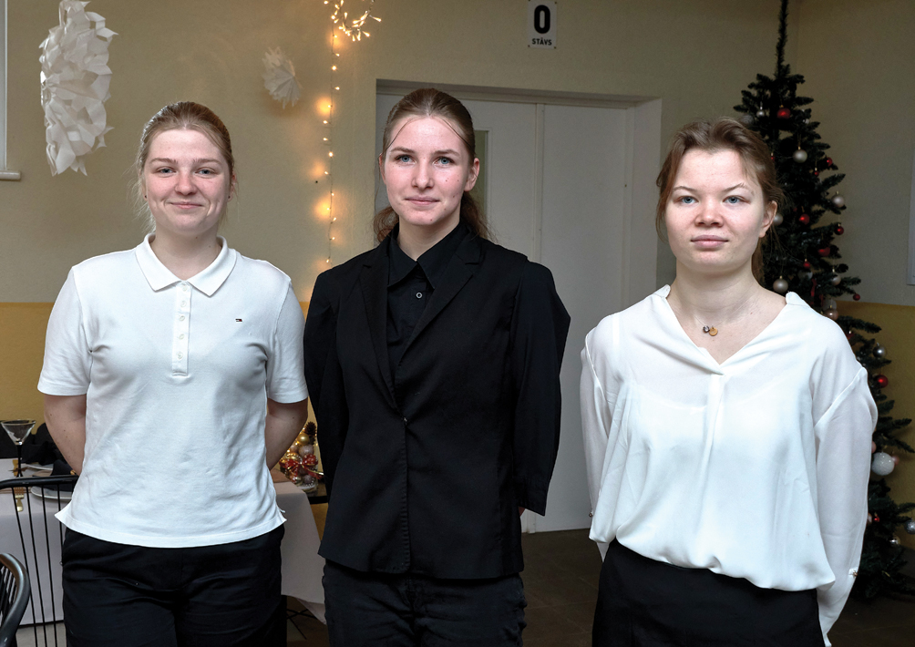 Topošās viesmīles Santa Sergejenkova (no kreisās), Viktorija Poļakova un Liāna Tiltiņa.
Autors: Foto – Ivars Bogdanovs