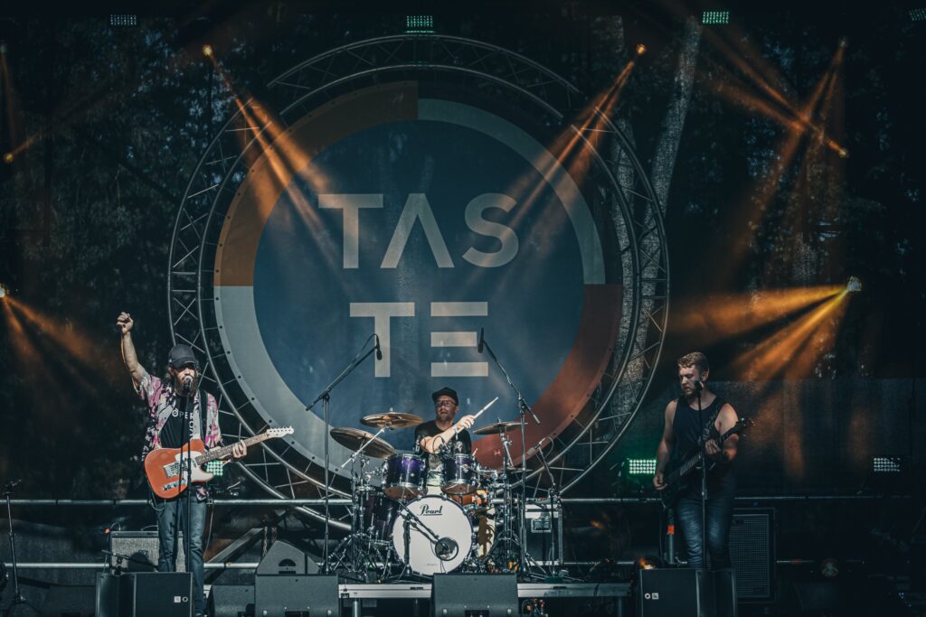 Autors: Mareks Gaļinovskis 