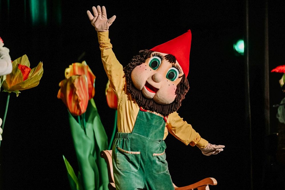 Ar koncertizrādi “Zem Lielā rūķa mices” Kultūras centrā “Siguldas devons” 26.marta vakarā savu trīsdesmit gadu jubilejai veltīto koncerttūri uzsāka savulaik ļoti populārā TV raidījuma “Čučumuiža” dalībnieki.
““Čučumuižā” iekodētas mūžīgās pamatvērtības, kas nezūd – mīlestība, sirsnība, atbildība, laipnība, prasme draudzēties, čaklums, cieņa un tolerance pret citādo!” saka uzveduma dalībnieki un veidotāji.
Autors: Publicitātes foto