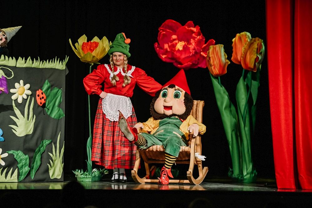 Ar koncertizrādi “Zem Lielā rūķa mices” Kultūras centrā “Siguldas devons” 26.marta vakarā savu trīsdesmit gadu jubilejai veltīto koncerttūri uzsāka savulaik ļoti populārā TV raidījuma “Čučumuiža” dalībnieki.
““Čučumuižā” iekodētas mūžīgās pamatvērtības, kas nezūd – mīlestība, sirsnība, atbildība, laipnība, prasme draudzēties, čaklums, cieņa un tolerance pret citādo!” saka uzveduma dalībnieki un veidotāji.
Autors: Publicitātes foto