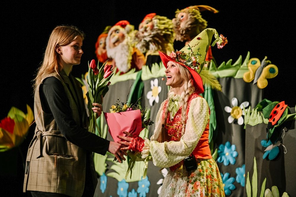 Ar koncertizrādi “Zem Lielā rūķa mices” Kultūras centrā “Siguldas devons” 26.marta vakarā savu trīsdesmit gadu jubilejai veltīto koncerttūri uzsāka savulaik ļoti populārā TV raidījuma “Čučumuiža” dalībnieki.
““Čučumuižā” iekodētas mūžīgās pamatvērtības, kas nezūd – mīlestība, sirsnība, atbildība, laipnība, prasme draudzēties, čaklums, cieņa un tolerance pret citādo!” saka uzveduma dalībnieki un veidotāji.
Autors: Publicitātes foto