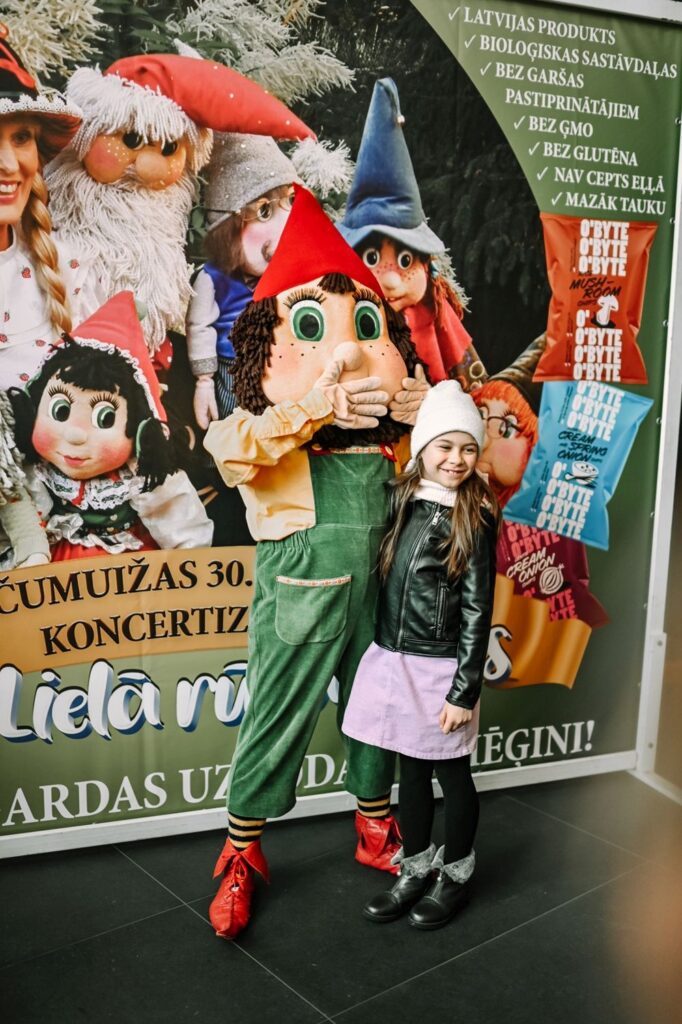 Ar koncertizrādi “Zem Lielā rūķa mices” Kultūras centrā “Siguldas devons” 26.marta vakarā savu trīsdesmit gadu jubilejai veltīto koncerttūri uzsāka savulaik ļoti populārā TV raidījuma “Čučumuiža” dalībnieki.
““Čučumuižā” iekodētas mūžīgās pamatvērtības, kas nezūd – mīlestība, sirsnība, atbildība, laipnība, prasme draudzēties, čaklums, cieņa un tolerance pret citādo!” saka uzveduma dalībnieki un veidotāji.
Autors: Publicitātes foto