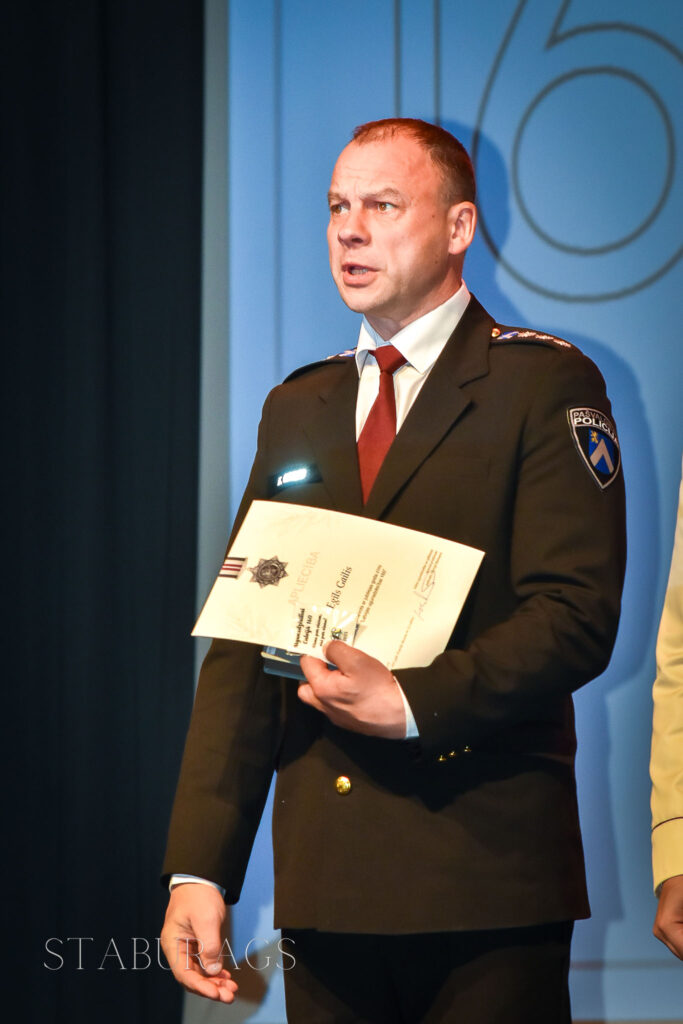 Apbalvoju saņem Bauskas novada pašvaldības policijas priekšnieks Egīls Gailis.
Autors: staburags.lv