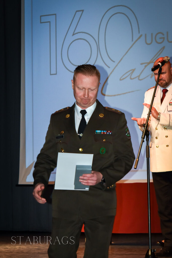 VUGD apbalvojumu saņem Zemessardzes 1. Rīgas brigādes 53. kājnieku bataljona komandieris Elmārs Popakuls.
Autors: staburags.lv