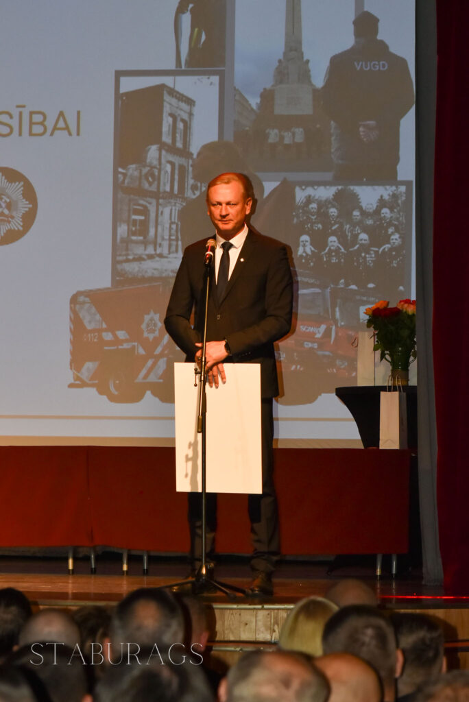 Klātesošos uzrunā un svētkos sveic Bauskas novada domes priekšsēdētāja vietnieks Aivars Mačeks.
Autors: staburags.lv