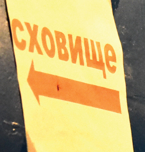 Norādes uz patvertnēm ir sastopamas visur, lai kur ietu un ko darītu. FOTO – ULDIS VARNEVIČS
Autors: Foto – Uldis Varnevičs