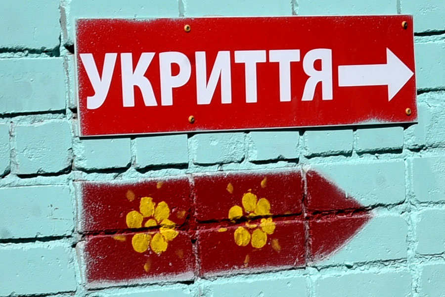 Norādes uz patvertnēm ir sastopamas visur, lai kur ietu un ko darītu. FOTO – ULDIS VARNEVIČS
Autors: Foto – Uldis Varnevičs