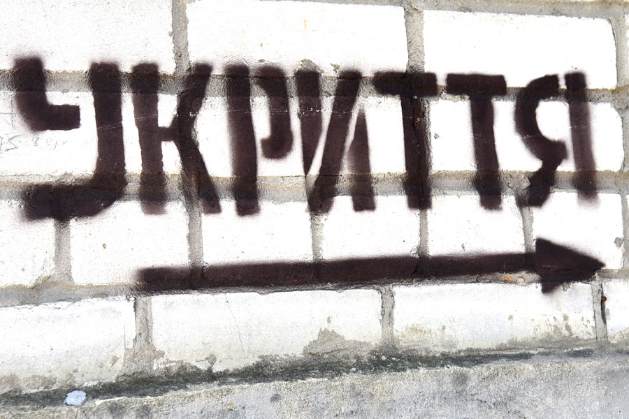 Norādes uz patvertnēm ir sastopamas visur, lai kur ietu un ko darītu. FOTO – ULDIS VARNEVIČS
Autors: Foto – Uldis Varnevičs