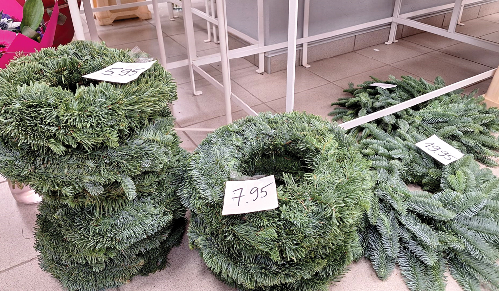 Zaļie vainagi no īpašām eglu šķirnēm, kurām skujas praktiski nebirst. Attēlā redzams veikala «Pagrabiņš» piedāvājums.