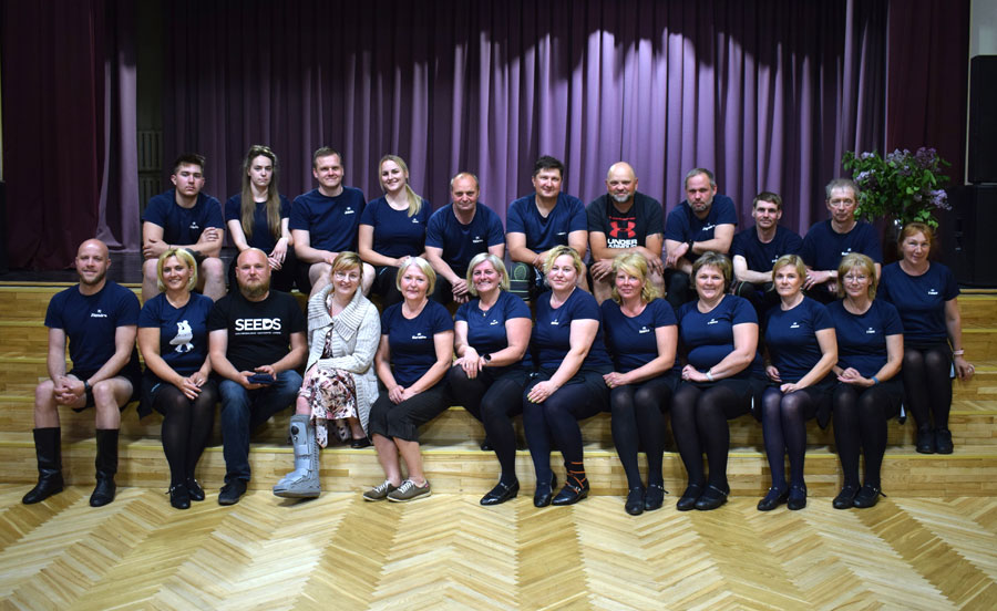 Dejotāju pulkā ir pārdevējas, sociālā darbiniece, automehāniķis, elektriķis, būvnieks un vēl citu profesiju pārstāvji, taču viskuplāk pārstāvēta ir izglītības joma – «Vēveru» saimē ir septiņas skolotājas. FOTO – ŽANNA ZĀLĪTE
Autors: FOTO – ŽANNA ZĀLĪTE