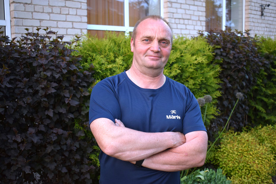 Māris Dombrovskis ticis pie iesaukas «mamuts», jo no «Vēveru» vīriem ir pieredzes bagātākais dancotājs.  

Autors: FOTO – ŽANNA ZĀLĪTE