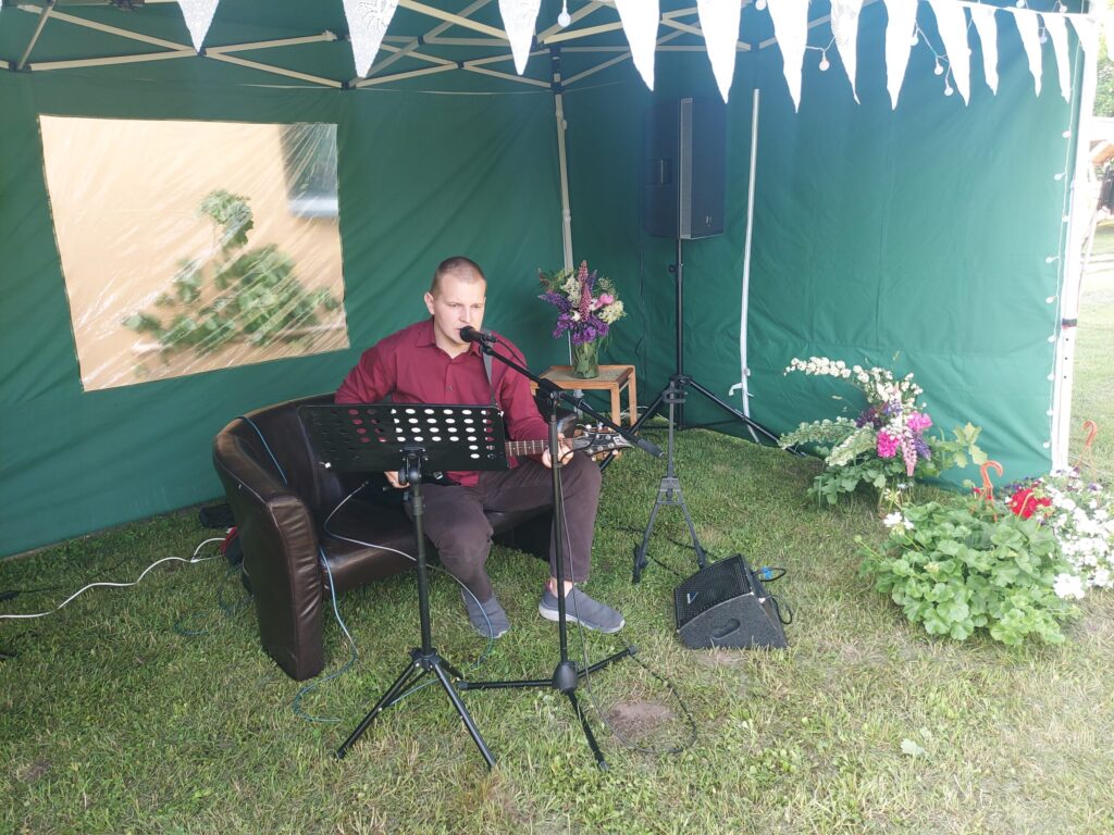 Dāvis Zāģers ģitāras pavadījumā aicināja dziedāt līdzi zināmām un iemīļotām dziesmām.
Autors: Antra Ērgle