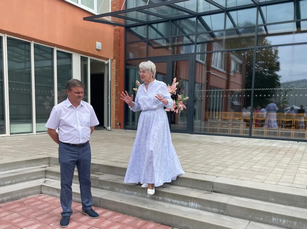 Vecumnieku Mūzikas un mākslas skolas direktore Iveta Lavrinoviča sagaida viesus.
Autors: bauskasdzive.lv