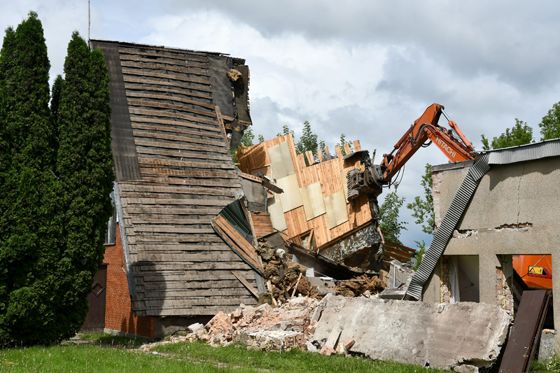 Iepriekš šajā teritorijā bija siltumnīcas un ziedu veikals. SIA "Vides serviss" īpašumā esošā ēkā vairākkārtīgi mainījušies nomnieki. Te darbojusies kafejnīca "Trijstūris", bijis apbedīšanas birojs, tirgoti lietoti apģērbi.
Autors: Ivars Bogdanovs