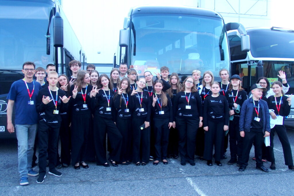 Simfoniskās mūzikas koncertam "Daudzskanīgais debesjums" pirmoreiz izveidots jauniešu simfoniskais orķestris, kurā spēlē 1000 dalībnieku no 31 Latvijas izglītības iestāžu simfoniskajiem un kamerorķestriem, tostarp arī Vecumnieku Mūzikas un mākslas skolas un Baldones Kultūras centra apvienotais jauniešu simfoniskais orķestris DRAUGI.
Autors: Ingrīda Punka