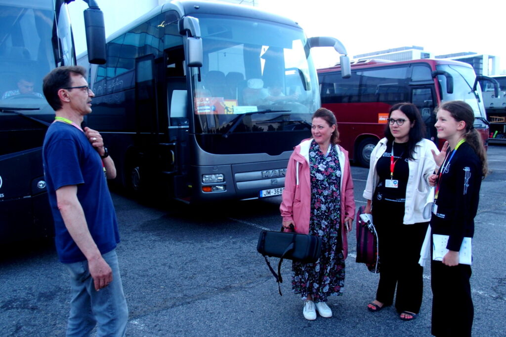 Simfoniskās mūzikas koncertam "Daudzskanīgais debesjums" pirmoreiz izveidots jauniešu simfoniskais orķestris, kurā spēlē 1000 dalībnieku no 31 Latvijas izglītības iestāžu simfoniskajiem un kamerorķestriem, tostarp arī Vecumnieku Mūzikas un mākslas skolas un Baldones Kultūras centra apvienotais jauniešu simfoniskais orķestris DRAUGI.
Autors: Ingrīda Punka