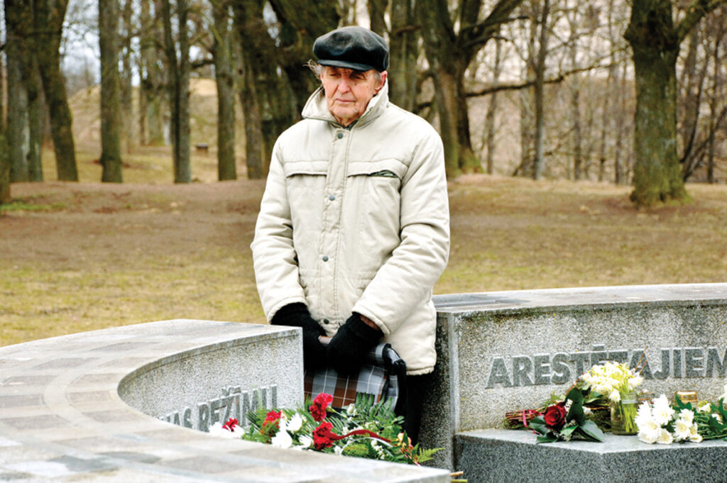 Jānim Zemtautim daudz ko pārdomāt, stāvot komunistiskā režīma cietušo un bojā gājušo piemiņas vietā Bauskā.
Autors: Foto no «Bauskas Dzīves» arhīva.
