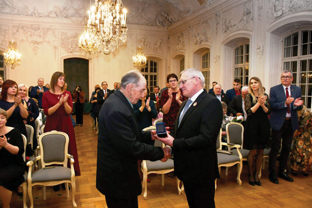 «Zelta ozolu» 2022. gadā Jānim Zemtautim pasniedz Aivars Okmanis.
Autors: Foto no «Bauskas Dzīves» arhīva.