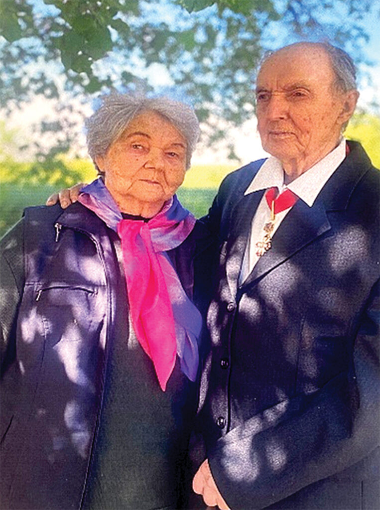 2022. gada vasarā Jānis ar sievu Dzidru.

Autors: Foto no Zemtautu un Ļevčenko ģimenes albuma.