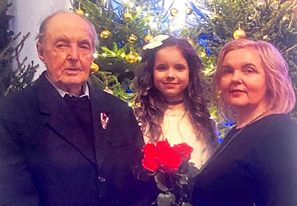 Vecītis, viņa meita Ilzīte un es, Lauma (vidū).

Autors: Foto no Zemtautu un Ļevčenko ģimenes albuma.