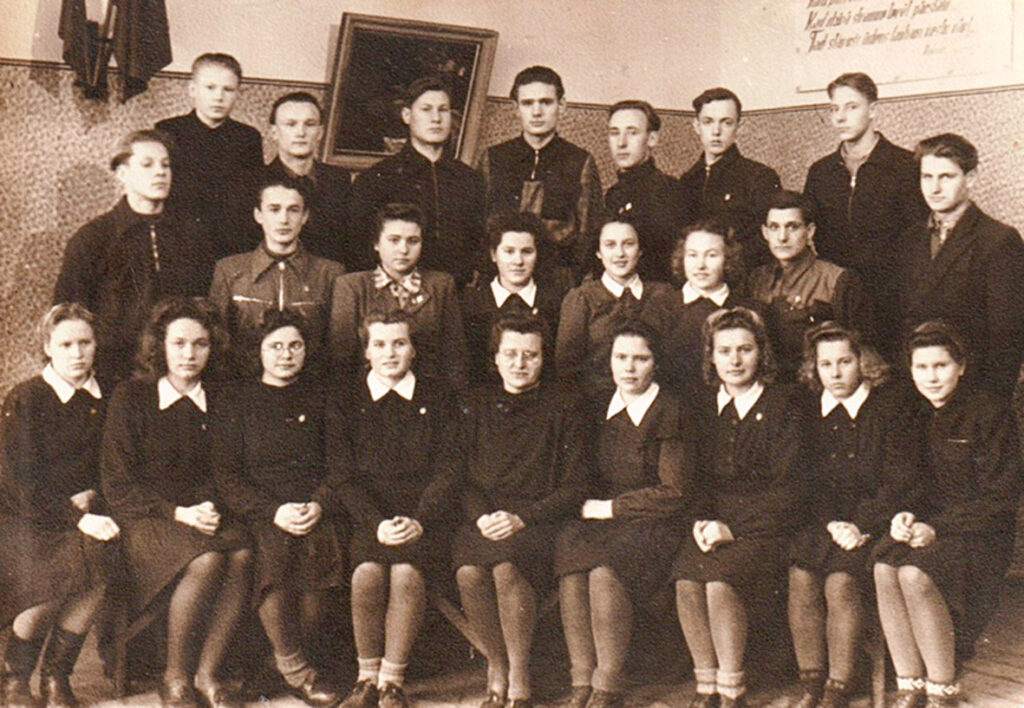 Bauskas vidusskolas 10.a klase 1949. gadā. Attēlā redzami 6 puiši, kas darbojās Bauskas nacionālajā jauniešu pretošanās grupā. 

Autors: Foto no Zemtautu un Ļevčenko ģimenes albuma.