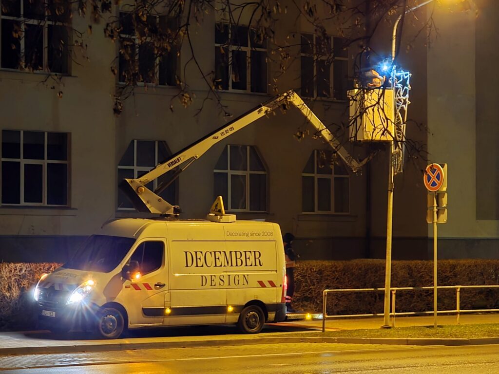 Sestdienas, 22. novembra, vakarā Uzvaras ielā Bauskā gaismas dekori izvietoti pie ielu laternām.