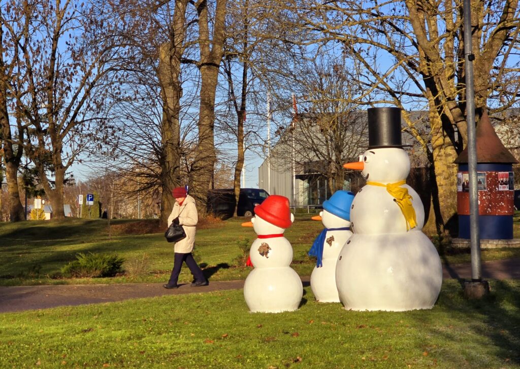 Dekorācijas izgatavotas no stiklplasta – stipra, elastīga un izturīga materiāla, kas ir noturīgs visos laika apstākļos. 