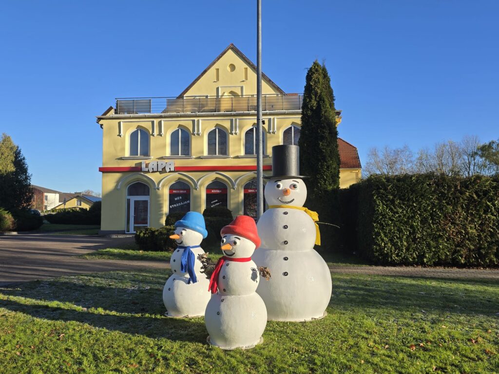 Pirms diviem iegādāti seši lielie un pieci mazie sniegavīri par 9624 eiro bez pievienotās vērtības nodokļa (PVN). 
