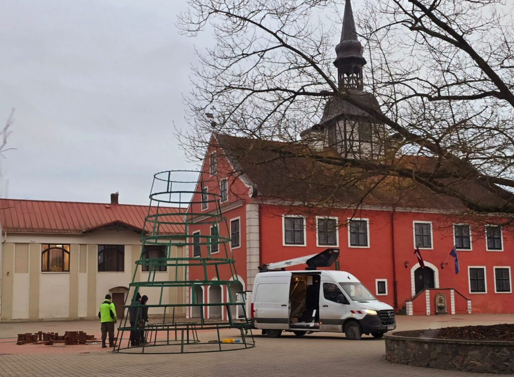 Piektdien, 21. novembrī, Bauskas Rātslaukumā sāka uzstādīt centrālo egli.