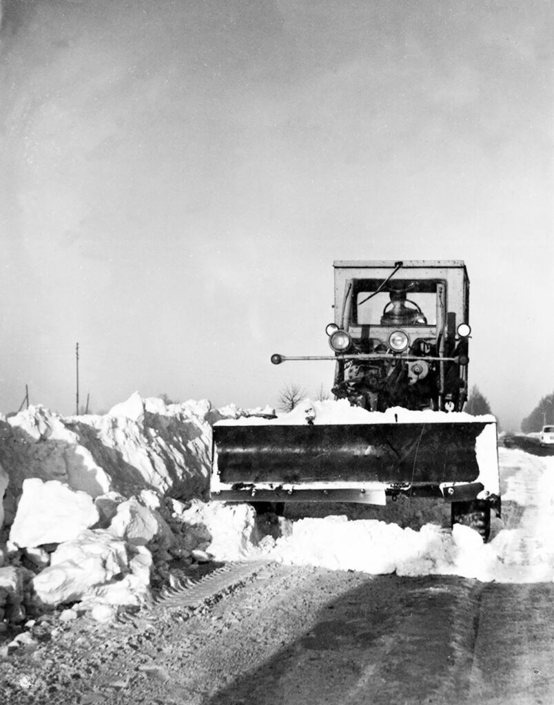 Tukuma 17. CRBP tīra sniegu uz autoceļa Jelgava-Tukums, 1982. gada 19. janvāris. Foto no Latvijas Ceļu muzeja.