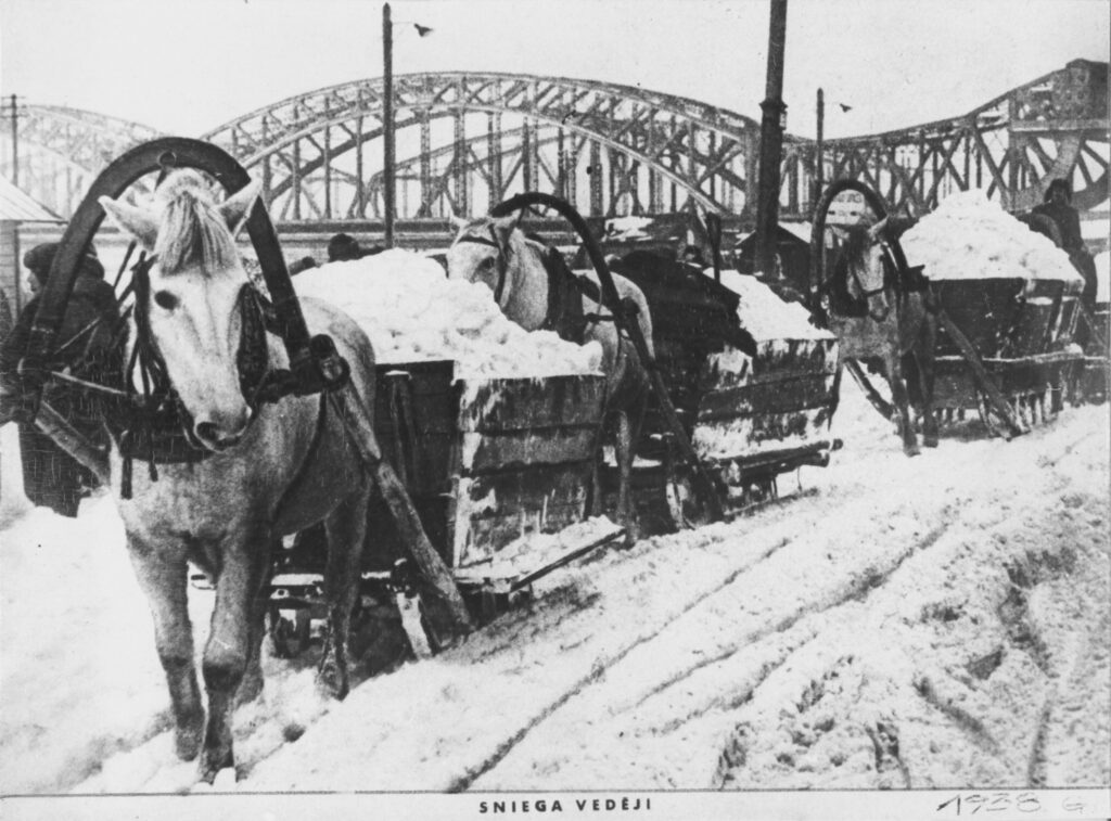 Sniega vedēji Rīgā, 1936. g. Sniegu ar pajūgiem veda ārā no Rīgas un bēra Daugavā. Foto no Latvijas ceļu muzeja.