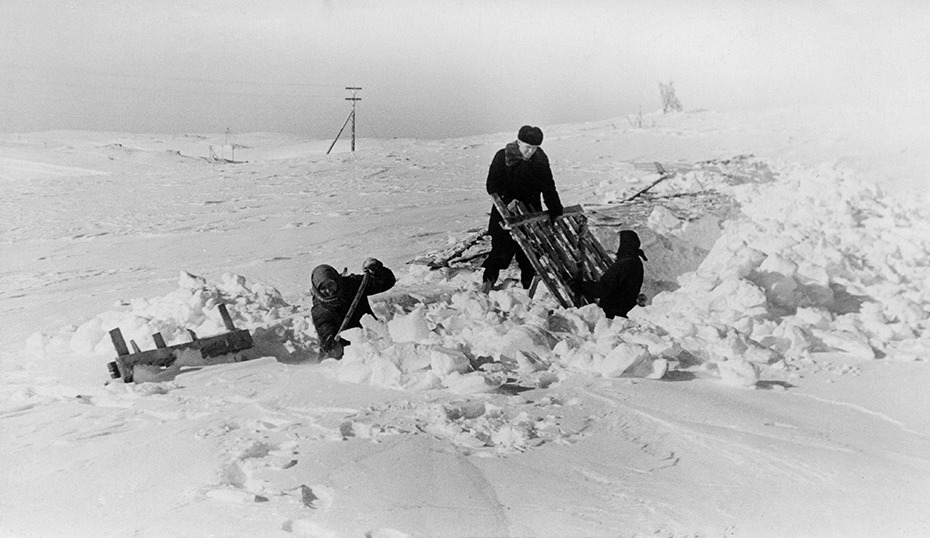 Sniega vairogu pacelšana pie autoceļa Rīga–Daugavpils 1952./1953. gada ziemā. Foto no Latvijas Ceļu muzeja.
